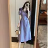 Vestido retro francês novo de verão 2023 elegante com gola quadrada de comprimento médio cintura apertada manga curta vestido xadrez feminino