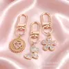 Lujo Ligero Chapado en Oro Full Diamante Charm Hebilla en Forma de D Colgante Hueco en Forma de Corazón Accesorios para Bolsos Llaves Fábrica Stock Mayorista