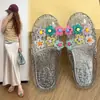 2026 moda de venta caliente para exteriores, esencial para el hogar y las compras, estilo floral ligero, lindas zapatillas de cristal para mujer al por mayor