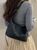 Bolsa de ombro tecida estilo casual feminina 2026 Outono novo estilo moderna simples bolsa de ombro para o trabalho bolsa tote transversal