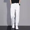 Calça masculina moderna transfronteiriça, estilo coreano, de alta qualidade, com caimento fluido, branca, modelagem solta, afunilada nos tornozelos, adequada para primavera e outono, calça masculina casual