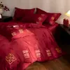Conjunto de quatro peças bordado de alta qualidade com o símbolo da dupla felicidade para recém-casados, colcha de casamento vermelha, lençol de casamento, roupa de cama de alta qualidade e elegante