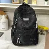 Mochila estilo universitário azul gelo claro com padrão escuro em formato de coração, com alças de ombro largas ajustáveis para alunos do ensino fundamental II e médio