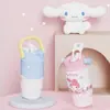 La nueva taza térmica portátil de gran capacidad de Hello Kitty de Sanrio es linda y conveniente para llevar, con un alto atractivo estético para las niñas, y cuenta con un diseño de doble sorbo.