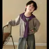 Novo conjunto de moletom listrado outono e primavera para meninos, incluindo uma camiseta estilo cachecol e calça jeans estilo coreano, um conjunto de duas peças para crianças em 2026