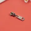 Fornecimento direto da fábrica Slider de resina para laser nº 5 Slider grande espessado Fechadura de puxar de resina removível para bolsa de vestuário