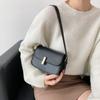 Nuevo Bolso de Silla de Montar Vintage de Otoño e Invierno Bolso de Mujer 2023 Nuevo Bolso de Hombro Bajo el Brazo de Moda Color Sólido Bolso Simple para Mujeres