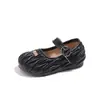 Sapatos Infantis Estilo Coreano com Superfície Enrugada Pequeno Estilo Chanel Primavera/Outono 2026 Sapatos Pequenos de Couro para Meninas Sapatos de Princesa Pequenos Sapatos Loafer para Bebê
