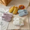 Sandalias Transpirables de Malla Casual Estilo Coreano para Niñas 2026 Verano Nuevas Zapatos de Agua Antideslizantes para Niños Zapatos Versátiles de Playa