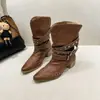 Botas de Moda Adelgazantes 2026 Nuevo Estilo Europeo y Americano Botines de Otoño Tacón Grueso Remaches que Aumentan la Altura Botas de Media Pantorrilla Punta Fina Versátiles para Mujer