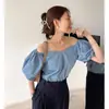 Camisa de Estilo Coreano Ligero Maduro de Hombros Descubiertos de Dos Formas para Mujer, Nuevo Estilo de Verano, Elegante y Rejuvenecedora, Cuello de una Sola Línea, Mangas Abullonadas, Top Versátil