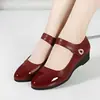 Sapatos femininos de salto médio em couro macio com sola macia, modelo novo outono 2006, com fecho de velcro, bico redondo, sapatos Mary Jane confortáveis para mulheres de meia-idade e idosas