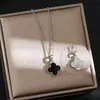 Collar de acero de titanio con trébol de cuatro hojas de temperamento simple clásico para mujer, lados positivos y negativos con cadena de clavícula que combina con todo y micro incrustaciones de circonitas.