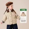 Roupas Infantis Tongbei 2026 Inverno Novo Jaqueta de Algodão Xadrez Infantil Estilo Clássico de Celeiro Retrô Quente Versátil Casaco