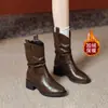 Botas femininas de couro macio estilo retrô com 8cm de aumento interno de altura, botas plissadas empilhadas, novo modelo 2026, salto grosso, botas Martin com corte em V emagrecedor, botas da moda
