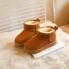 Botas de neve infantis 2026 novo estilo de inverno, forradas com fleece e espessadas, antiderrapantes, com sola macia, impermeáveis, para meninas e meninos, botas de algodão da moda