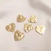 Latón Relleno de Oro de 14K Color Duradero Forma de Corazón Superficie Cóncava-Convexa Pie Martillado a Mano Agujero Doble Agujero Único Colgante Corazón de Melocotón Accesorios Hechos a Mano para DIY