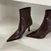 Botas curtas de salto alto fino com bico fino estilo coreano para mulheres, novo modelo outono e inverno 2026, botas elásticas estilosas e versáteis com forro de fleece, botas de corte justo para mulheres