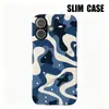 Funda de teléfono abstracta de camuflaje fluido azul y blanco minimalista estilo coreano para iPhone 18 Pro, con un diseño artístico único y una carcasa dura de cobertura total