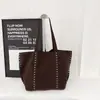 Bolsa Grande de Rebites Retrô 2025 Outono/Inverno Novo Estilo Bolsa de Ombro em Veludo Cotelê para o Dia a Dia com um Toque Fashion e Elegante
