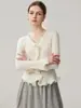 Nuevo abrigo de cachemira para otoño e invierno, moderno y elegante, con un diseño único que presenta mangas acampanadas, un corte corto y un ribete ondulado tridimensional.