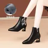 2026 Invierno Nueva Llegada Comercio Exterior Más Terciopelo Punta Puntiaguda Tacón Grueso Botines Tacón Medio Zapatos de Mujer Botas de Cuero Suave para Mujer Transfronterizo