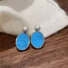 Brincos de Pérola Azul Turquesa com Borda de Metal de Alto Padrão Estilo Hong Kong para Mulheres, Design de Nicho da Moda de Luxo Leve, Brincos Geométricos