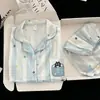 Pijama unisex casual para casa, nuevo, con estampado de rayas verticales azul y blanco, cuello camisero, cárdigan de manga corta y shorts.