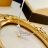 Collar de perlas naturales de luz fuerte para mujer, temperamento elegante, corona en forma de V de pluma de garza, diamante de simulación, colgante de plata S925