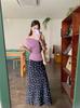 Conjunto de Duas Peças: Blusa Cropped Roxa de Manga Curta com Ombro Único e Saia Midi Floral de Verão que Cobre o Quadril
