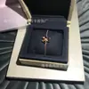 Versão Alta Fanjia Banhada a Ouro Cor 18K, Pétalas de Trevo da Sorte Cheias de Diamantes, Corrente para Clavícula de Trevo, Anel Pingente de Trevo de Quatro Folhas