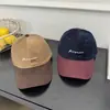 Gorra de Béisbol de Pana Suave con Letras de Moda para Mujer, Estilo Otoño e Invierno, Patchwork de Moda, Gorra Versátil Casual Única de Pico de Pato
