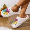 Zapatillas de Algodón Populares para Mujer con Suela Gruesa, Bordado de Mariposa Transfronterizo, Lana Gruesa, Venta al por Mayor Transfronteriza, Otoño e Invierno