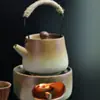 Juego de estufa de té de temperatura constante de cerámica rústica, hecho de arcilla natural utilizando una técnica tradicional de quema al fuego, incluye una tetera y tazas de té para uso doméstico, adecuado para ceremonias de té Gongfu
