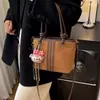 Nova Bolsa Transversal de Lã 2026 para o Dia a Dia, Bolsa Saco Listrada, Pingente Coreano de Camurça Cartoon de Inverno, Bolsa de Ombro Único Feminina