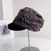 Chapéu Equestre Pregueado com Estampa de Leopardo Retrô Europeu e Americano para Mulheres, Estilo de Nicho Outono e Inverno, Boina Versátil que Faz o Rosto Parecer Menor