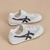 Tênis de Treino Alemão em Malha para Mulheres Primavera/Verão 2026 Finos Respiráveis Novos Sapatos Brancos de Solado Grosso para Estudantes Combinarem com Saias Tênis de Malha Tendência