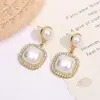 Pendientes de aguja de plata s925 con forma de cuadrado geométrico, nuevos pendientes de botón con perla y diamantes, de personalidad y nicho de moda para celebridades de Internet.