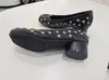 Zapatos vintage de cuero suave con punta dividida tipo pezuña de cerdo para mujer, bailarinas de moda con tachuelas, zapatos Mary Jane de tacón bajo para mujer