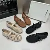 Novos Sapatos Planos Femininos de Tecido Vazado Estilo Primavera/Verão 2026, Sapatos Individuais Femininos Modernos e Estilosos, Sapatos de Rede com Uma Tira, Sapatos Respiráveis