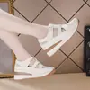 Sandálias Respiráveis Populares de Malha com Salto Anabela para Mulheres 2026 Verão Novo Estilo Sandálias Romanas de Bico Fechado Sapatos Brancos Confortáveis com Solado Macio