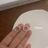 Pendientes de aro con agujeros que levantan las orejas Pendientes de aro lisos que combinan con todo Estilo simple y frío Elegantes hebillas redondas para las orejas Pendientes de moda para hombres y mujeres Clavos para el cartílago de la oreja