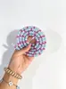 El cordón telefónico largo y muy elástico se puede cortar para hacer cadenas de teléfono DIY, llaveros, correas de reloj y nuevos cordones telefónicos multicolores.