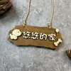 Colgante de Madera Maciza Personalizado Suministros para Perros y Gatos Casa para Perros Mascota Adorno Colgante Cartel de Madera Decoración para Perrera Amante de los Perros Cartel para Puerta