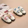 Zapatos de niña estilo alemán Zapatillas de skate para niños Zapatos casuales versátiles de suela blanda para niñas Nuevos zapatos infantiles elegantes para Primavera y Otoño 2026