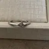 Anillo floral personalizado dulce y fresco para mujer, delicado y lujoso, anillo abierto finamente elaborado, anillo minimalista de alta gama estilo ins para el dedo índice