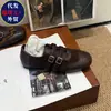 Mocasines retro de mujer estilo británico, nuevo modelo de otoño 2026, zapatos planos de cuero con hebilla de cinturón, zapatillas de entrenamiento casuales versátiles estilo alemán