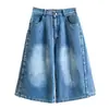 Foto real de shorts de mezclilla vintage azules talla extra para mujer, verano 2026, shorts holgados de pierna ancha de longitud media de cintura alta con retazos