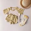Conjunto de dos piezas de camiseta de manga corta de verano para niños estilo coreano en color contrastante y shorts. Traje deportivo casual para bebés niños y niñas