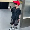 Conjunto de Verão com Lantejoulas e Manga Curta para Meninos 2026 Novo Conjunto de Shorts Jeans Duas Peças para Crianças Roupas Estilosas para Meninos Pequenos